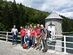 Wandergruppe besichtigt die Talsperre